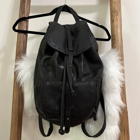 Black leather chic Madewell backpack Black Leather Womens Backpack for Work, School + Leisure  main image 3
